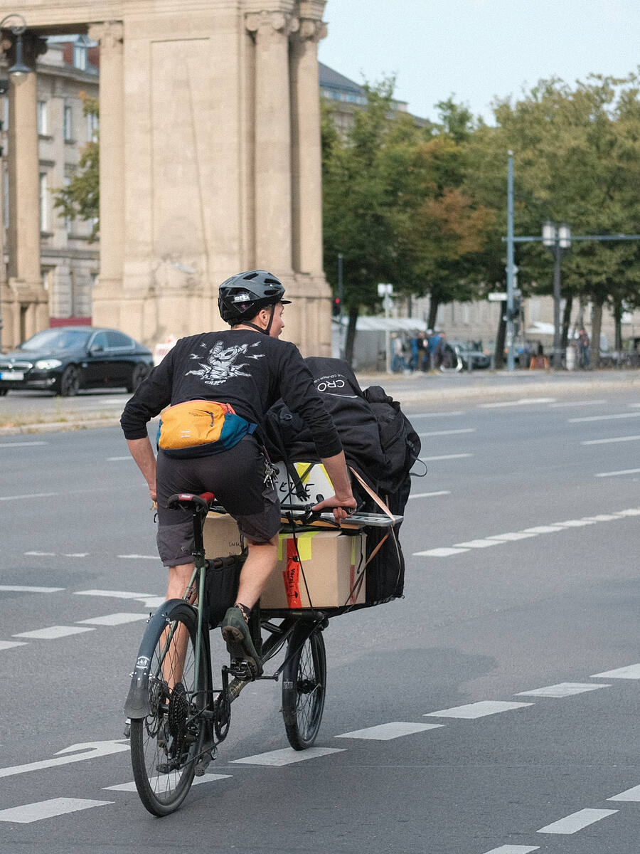 CROW Kurier auf dem Lastenrad unterwegs in Berlin